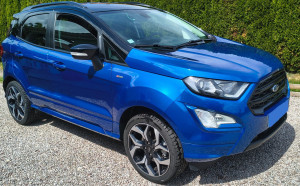 Photo de galerie - Nettoyage en profondeur d'un véhicule avec produits et matériel professionnel.