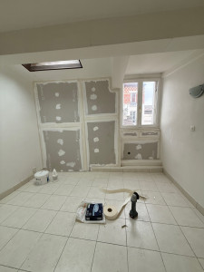 Photo de galerie - J'ai d'abord bien préparé cette zone, puis je vais la poncer et bien la restaurer, puis je vais la peindre en blanc par-dessus, ce sera un mur de couleur blanche.