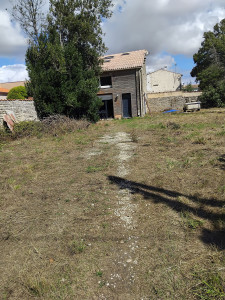 Photo de galerie - Débroussaillage et entretien complet du terrain, avec nettoyage et remise en état des abords de la maison.