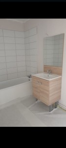 Photo de galerie - Installation baignoire meuble vasque et carrelage 