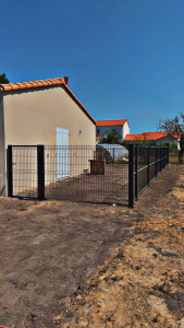 Photo de galerie - Pose de clôture rigide 1,50m sur 41m linéaire plus  portillon 