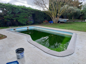 Photo de galerie - Pose et découpe des margelles sur place 