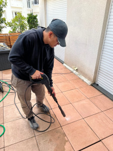 Photo de galerie - Nettoyage de terrasse au karcher haute pression ✨ Résultat immédiat contre les traces noires, saletés incrustées et dépôts.