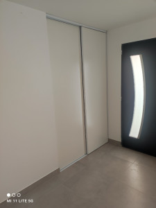 Photo de galerie - Pose de portes de placard dans une entrée