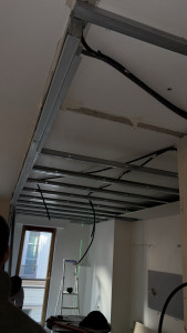 Photo de galerie - Pose d’un faux plafond avec un point lumineux et led autour 