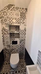 Photo de galerie - Installation de toilettes suspendues avec 2 niches