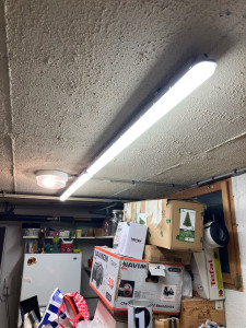 Photo de galerie - Pose de deux réglettes LED en sous-sol