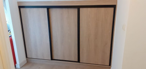 Photo de galerie - Fabrication et pose d'un meuble sur mesure en mélaminé avec portes coulissantes 