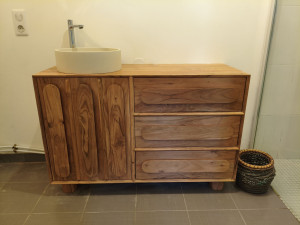 Photo de galerie - Installation d'un meuble de vasque en bois massif