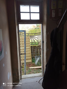 Photo de galerie - Remplacement ancienne fenêtre en bois par porte fenêtre en pvc