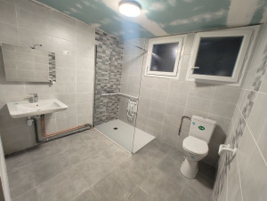 Photo de galerie - Réfection complète d'une salle de bains ( plomberie et carrelage) et mise aux normes handicapés 