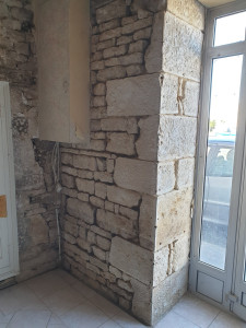 Photo de galerie - Préparation joint pierre apparente a l'intérieur