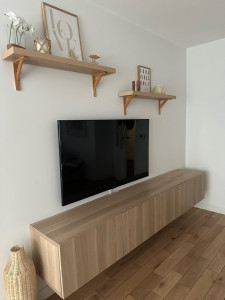 Photo de galerie - Suspension meuble tv + tv + goulotte cache fils + etageres 