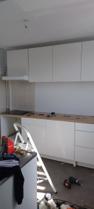 Photo de galerie - Montage des meubles et cuisine.