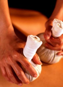 Photo de galerie - Massage ayurvèdique aux tampons  herbeux 