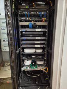 Photo de galerie - Installation d'une Baie informatique, création de liaison rj45, vidéo surveillance et alarme. 