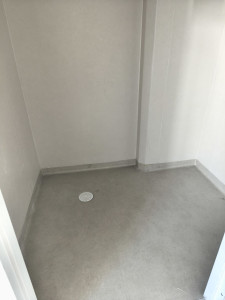 Photo de galerie - Pose de revêtements muraux et de sol en PVC pour salle de bain. Travail propre, précis et de qualité.