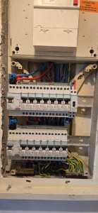 Photo de galerie - Tableau après mise au normes.
installation différentiel retrait porte fusible, mise en place de disjoncteur.