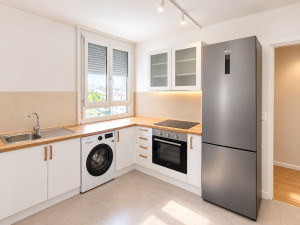 Photo de galerie - Cuisine complète équipée avec plan de travail et découpe, installation d'électroménager et plomberie