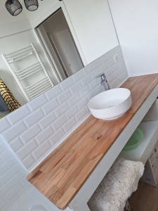 Photo de galerie - Installation d'un lavabo sur planche de bois traité contre l'humidité 