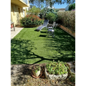 Photo de galerie - Gazon synthétique en 40mm. A fleur de la terrasse du client.