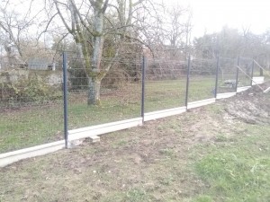 Photo de galerie - Pose de 70 ml de clôture avec soubassement beton
