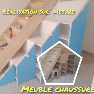 Photo de galerie - Réalisation de meuble chaussures sous escalier sur mesure. 