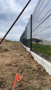 Photo de galerie - Réalisation clôture avec plaque sous bassement 