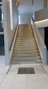 Photo de galerie - Bandeaux led dans des escaliers en béton 