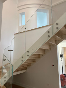 Photo de galerie - Un escalier 
Metal + Bois 
Garde corps en verre