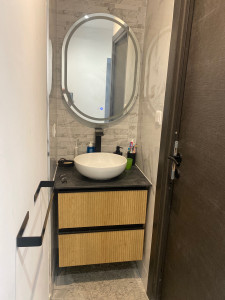 Photo de galerie - Pose vasque ,son meuble et le miroir lumineux 