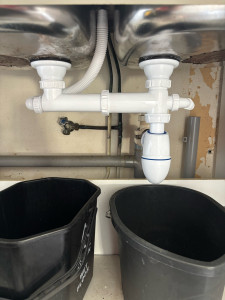 Photo de galerie - Siphon et vidage d’un évier cuisine double bac 
