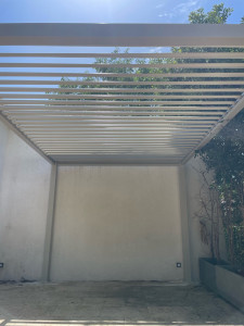 Photo de galerie - Montage pergola bioclimatique 
