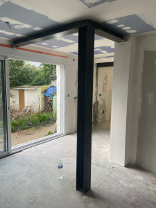 Photo de galerie - Pose d’HEA  et poteaux, d’un mur porteur 