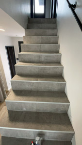 Photo de galerie - Pose de carrelage 45x45 sur un escalier en béton ciré 