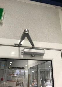 Photo de galerie - Installation et réglage fermé porte.