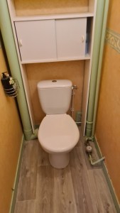 Photo de galerie - Pose du WC complet avec modification sortie WC et pose du gerflex au sol.