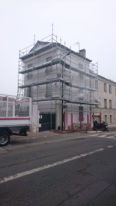 Photo de galerie - Montage d'un échafaudage afin d'effectuer les travaux de ravalement et de couverture .