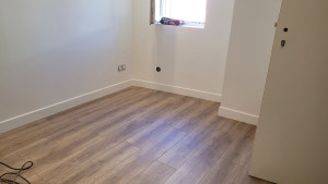 Photo de galerie - Pose de parquet et plinthe.