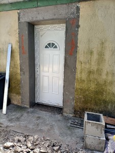 Photo de galerie - Ouverture plus linteaux en béton et pose de porte