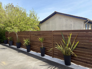 Photo de galerie - éalisation clôture bois extérieure Pose complète d’une clôture bois moderne avec lames horizontales, structure solide et finitions soignées.