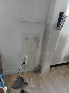 Photo de galerie - J’ai réalisé un coffrage en plaques de plâtre pour dissimuler les canalisations de chauffage. J’ai ensuite appliqué de l’enduit pour raccorder le coffrage au mur et préparer la surface avant peinture.