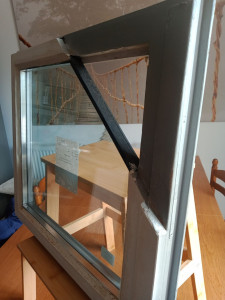 Photo de galerie - Modernisation de fenêtres anciennes: passage de simple à double vitrages tout en conservant la structure d'origine 