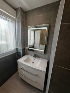 Photo de galerie - Salle de bain  ,mise en place meuble + miroir 