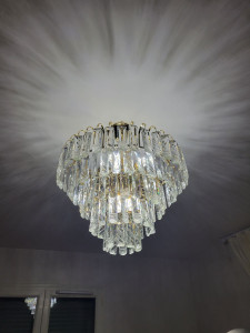 Photo de galerie - Installation d'un lustre.
