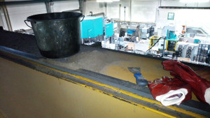 Photo de galerie - Nettoyage des rails de la grue depuis la plateforme élévatrice
