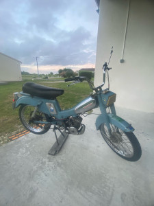 Photo de galerie - Restauration sortie de grange après 15 ans d’arrêt de cette MOTOBECANE AV88 « la bleue ».  démontage/nettoyage complet , remplacement de certaines pièces et remise en route 