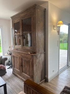 Photo de galerie - Rénovation d’une armoire à la cire d’abeilles.