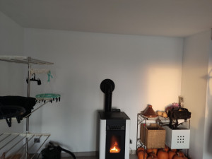 Photo de galerie - Ossature mur et plafond , placo mur et plafond avec joint et peinture , pose du poêle a pellet. 