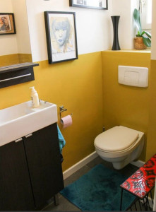 Photo de galerie - Rénovation complète de toilette, pose d'un WC suspendu, d'un meuble avec vasque, peinture, carrelage au sol...